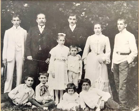 This image has an empty alt attribute; its file name is coundouroff-familiy.jpeg